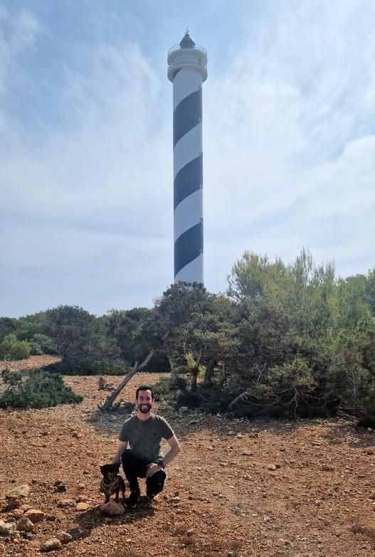 Javi Torres (Sa veu des Poble), con Lola, frente al faro de Moscarter.