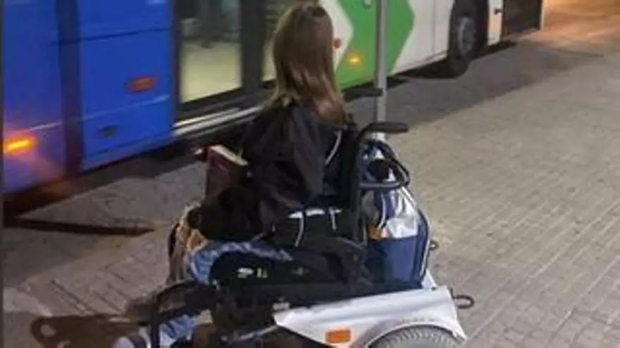 La madre de una joven en silla de ruedas denuncia que el bus de la EMT de Palma la deja tirada por tener la rampa estropeada