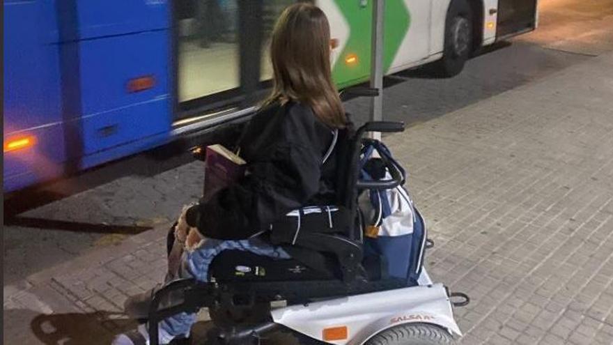 El autobús dejó tirada a la joven en silla de ruedas porque su rampa para personas con movilidad reducida estaba averiada