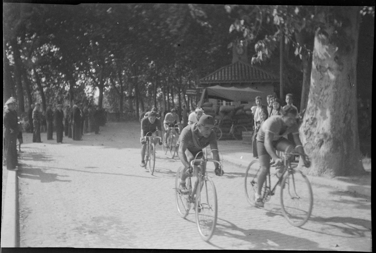 Sortida d'una cursa ciclista de la Devesa, amb el rellotge al fons.