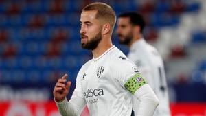 Jorge Pulido, con el brazalete de capitán del Huesca ante el Levante