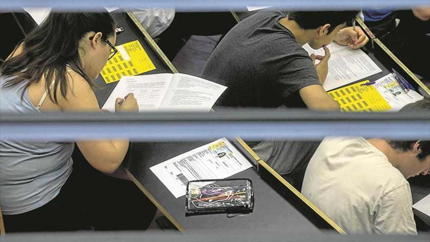 Solo tres de cada diez universitarios extremeños terminan la carrera en los cuatro años