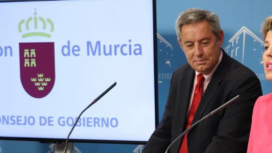 Noelia Arroyo y Fernando de la Cierva, ayer durante la rueda de prensa tras el Consejo de Gobierno.