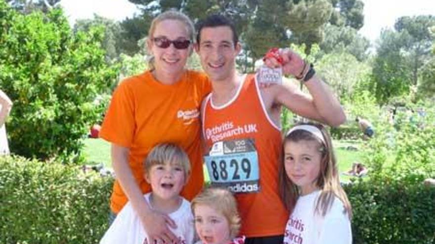 Cristina Suárez y Anthony Hecht, con sus hijos Noah, Sophia e Ilana.