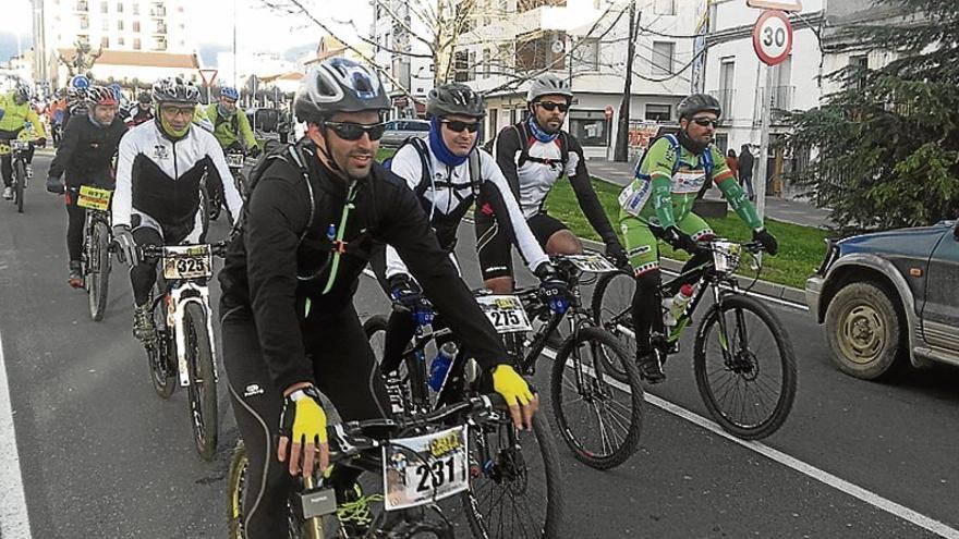 Más de 300 ciclistas asisten a la IX Marcha