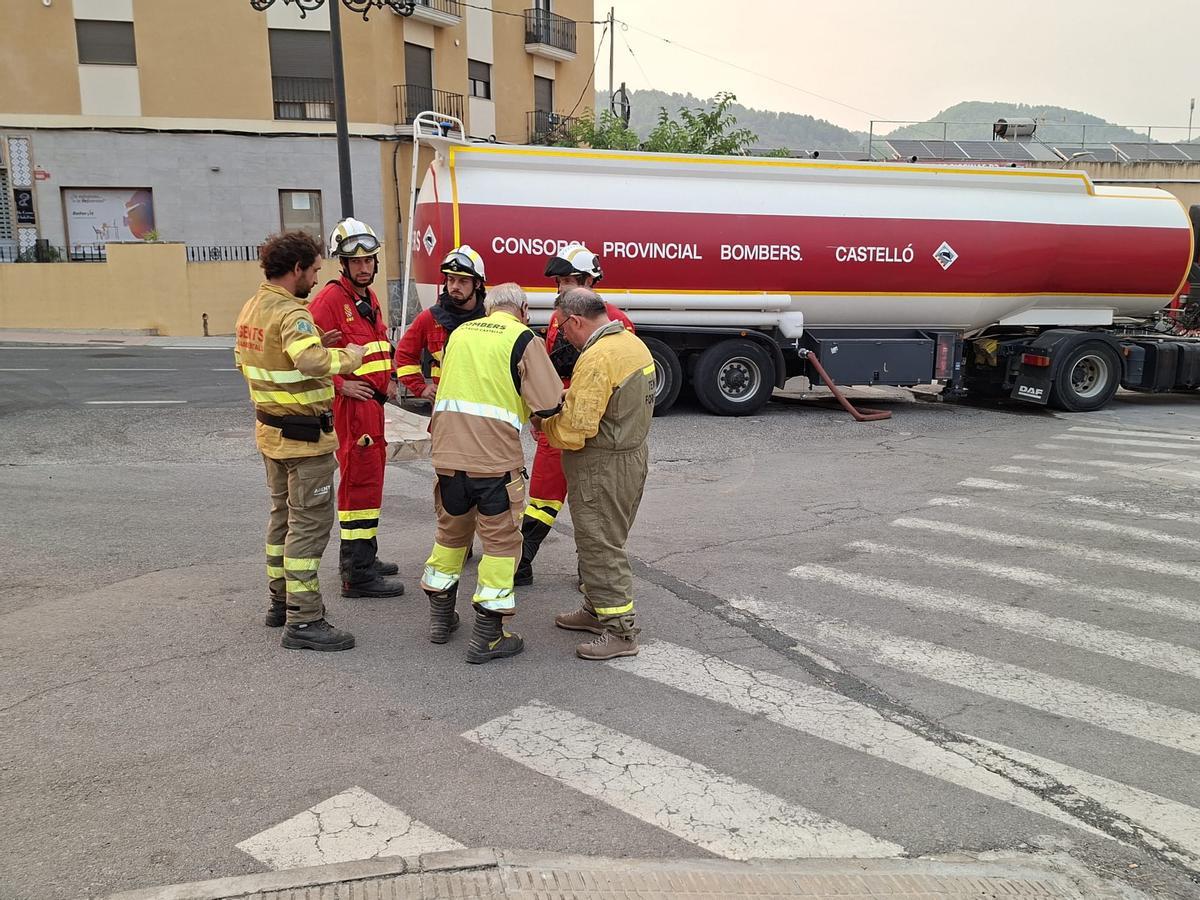 Agentes medioambientales coordinados con el resto de efectivos del dispositivo de extinción en el incendio forestal de la Vall d'Uixó.