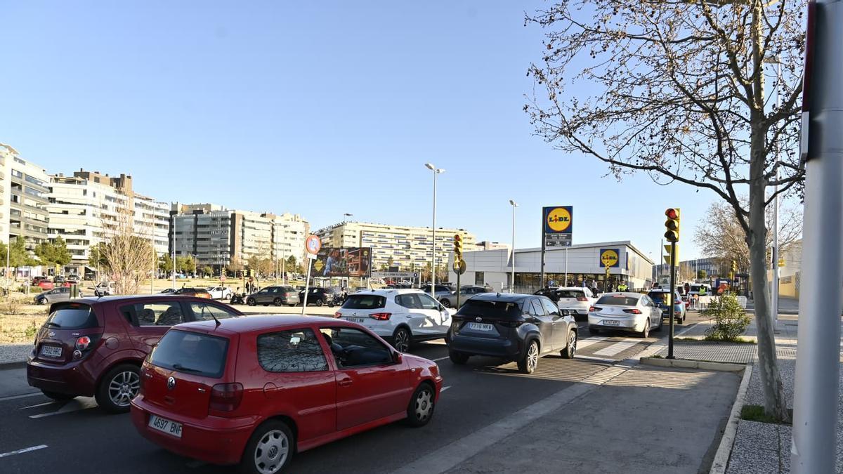 Vídeo | Primeros atascos y circulación lenta por las obras en el principal acceso a Parque Venecia y Puerto Venecia