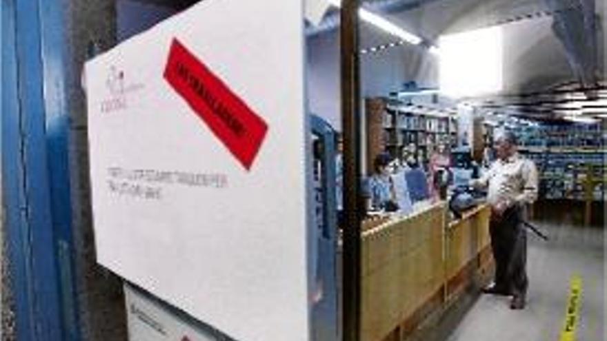 Anunci del tancament de la biblioteca de la Casa de Cultura, fa un any.
