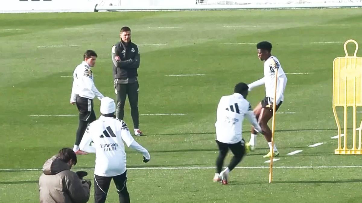 Xabi vigila el último entrenamiento de su equipo antes del partido de Montilivi