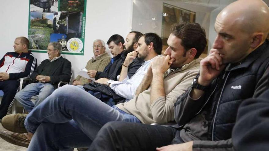 Algunos de los asistentes a la quinta asamblea de Podemos Lalín, el pasado miércoles.