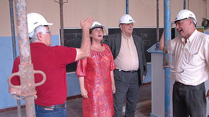 Nardy Barrios junto al aparejador y dos padres visitando las obras. i QUESADA