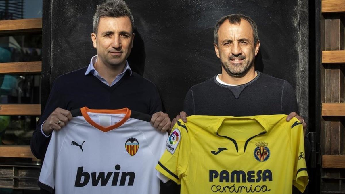 Óscar y Quique Álvarez posan con las camisetas de sus respectivos equipos.