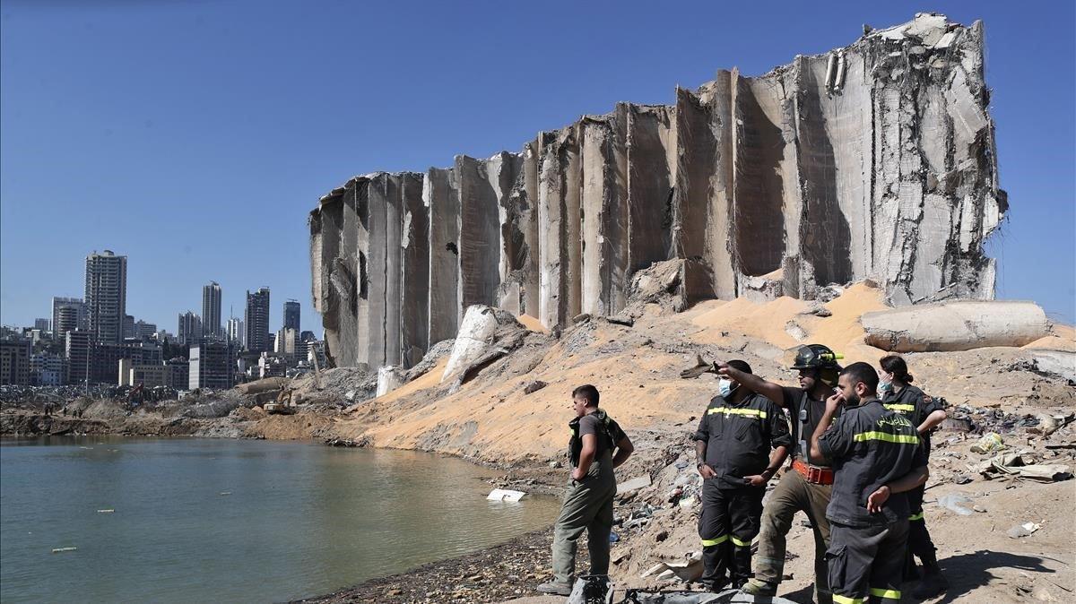 zentauroepp54395309 a rescue team surveys the site of this week s massive explos200807141453