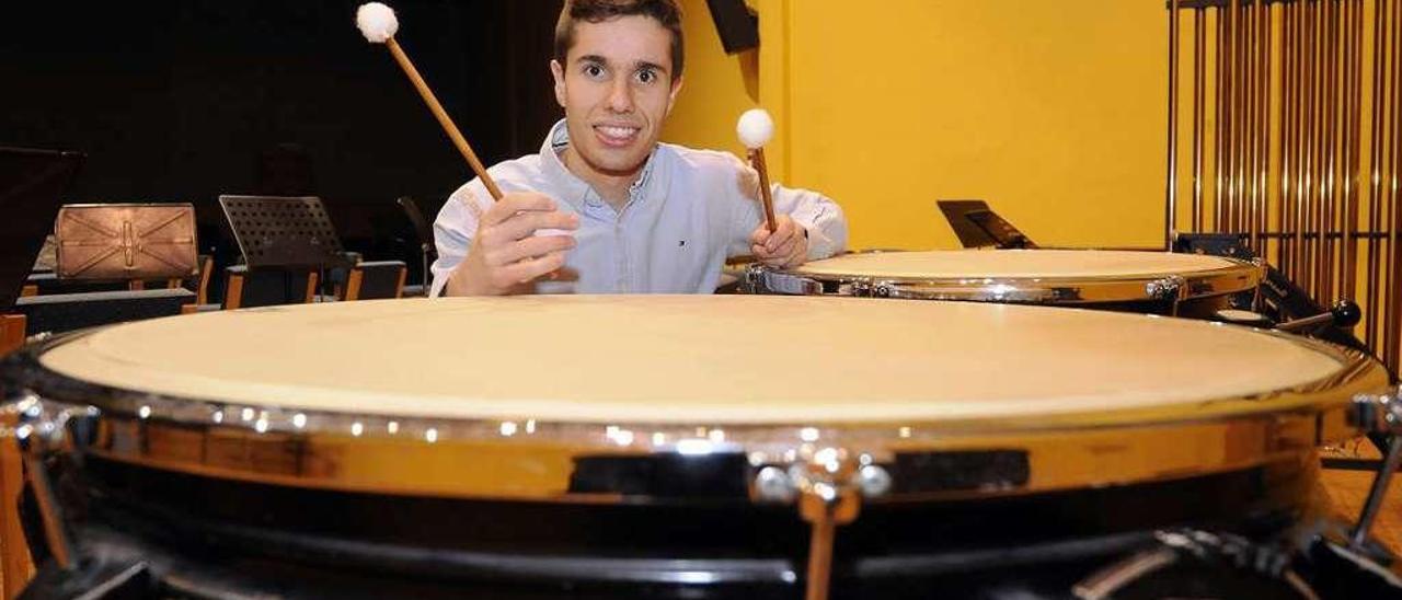 Gonzalo Otero, con varios instrumentos de percusión en el auditorio de Lalín. // Bernabé/Javier Lalín