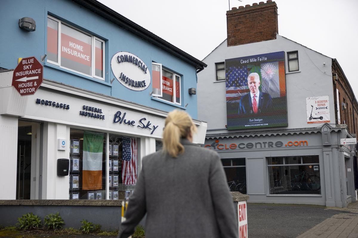  Los comercios se engalanan para recibir al presidente estadounidense Joe Biden en Dundalk, condado de Louth, Irlanda