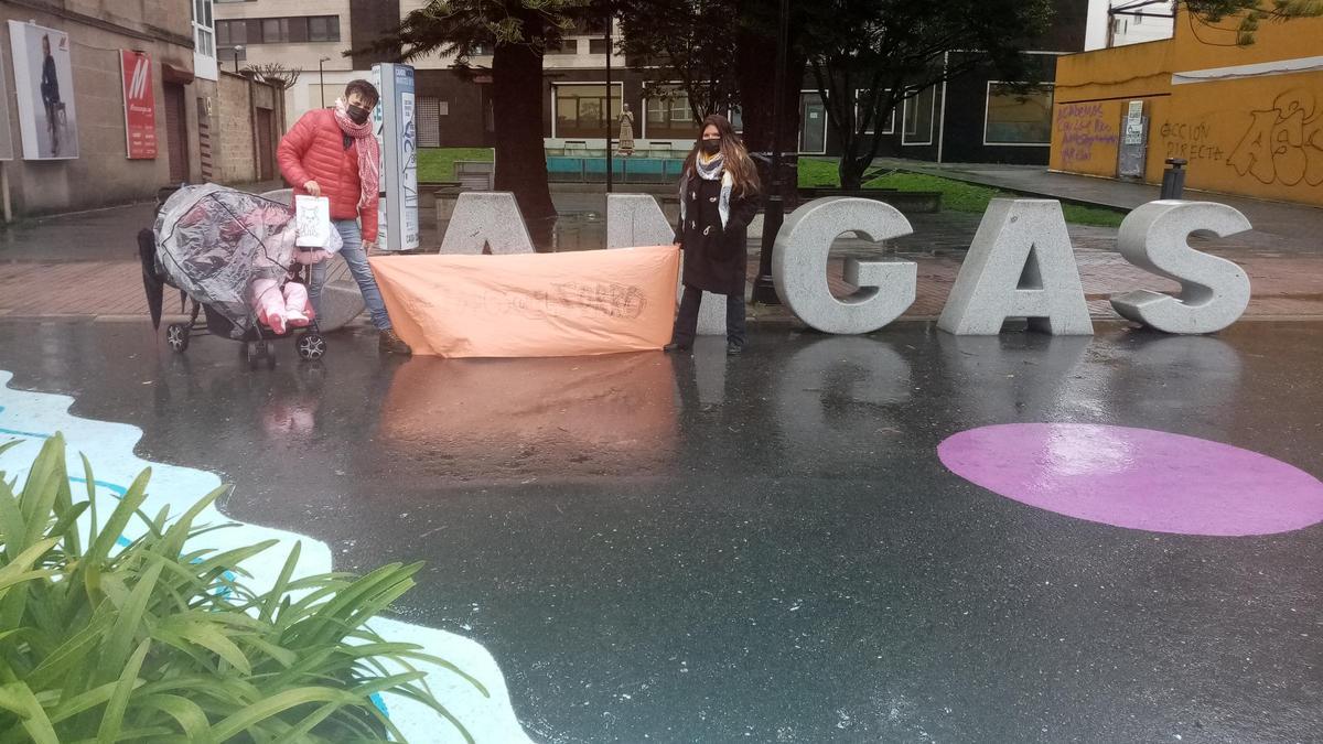 La familia que se sumó hoy en Cangas a la protesta contra la caza del zorro