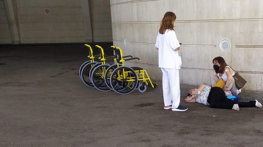 Una mujer se desmaya en la cola del vacunómetro por el calor.