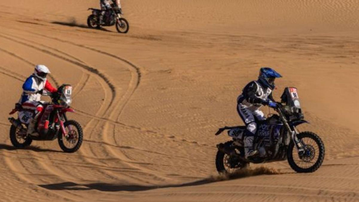 Sara García (a la derecha) durante un tramo de dunas en el presente Rally Dakar. | ASO