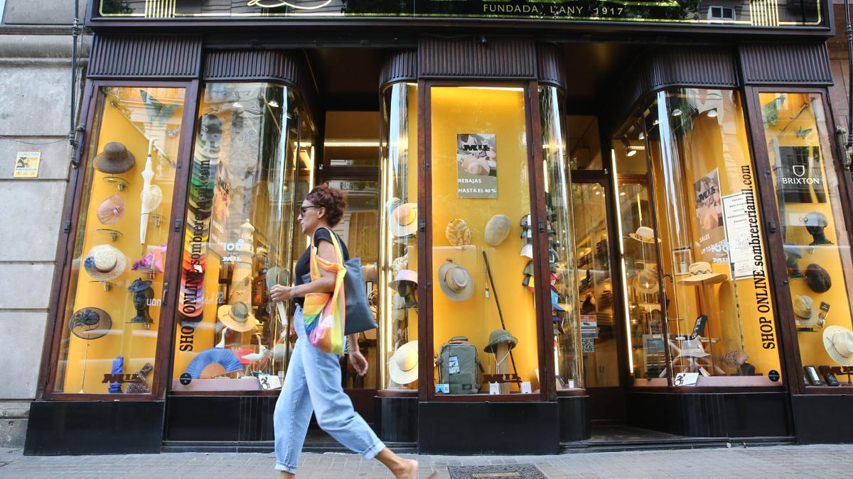 Campaña para promocionar tiendas singulares, como la Sombrerería Mil, entre los turistas alojados en hoteles de Ciutat Vella