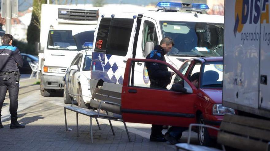 Efectivos de la Policía Local de Pontevedra durante un control.