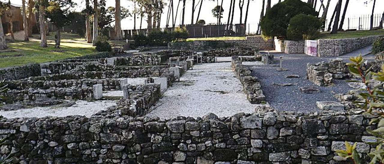 Ventanas abiertas al mundo romano. El catálogo incorporado en el PXOM incluye yacimientos que ayudan a conocer el pasado romano de Vigo. Destaca por ejemplo la villa de Toralla (Mirambell). En verano se convierte en escenario de funciones teatralizadas que muestran cómo era la vida entre sus muros. | R. GROBAS