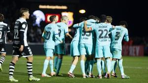 Los jugadores del Barça celebran el gol de Koundé en Salamanca