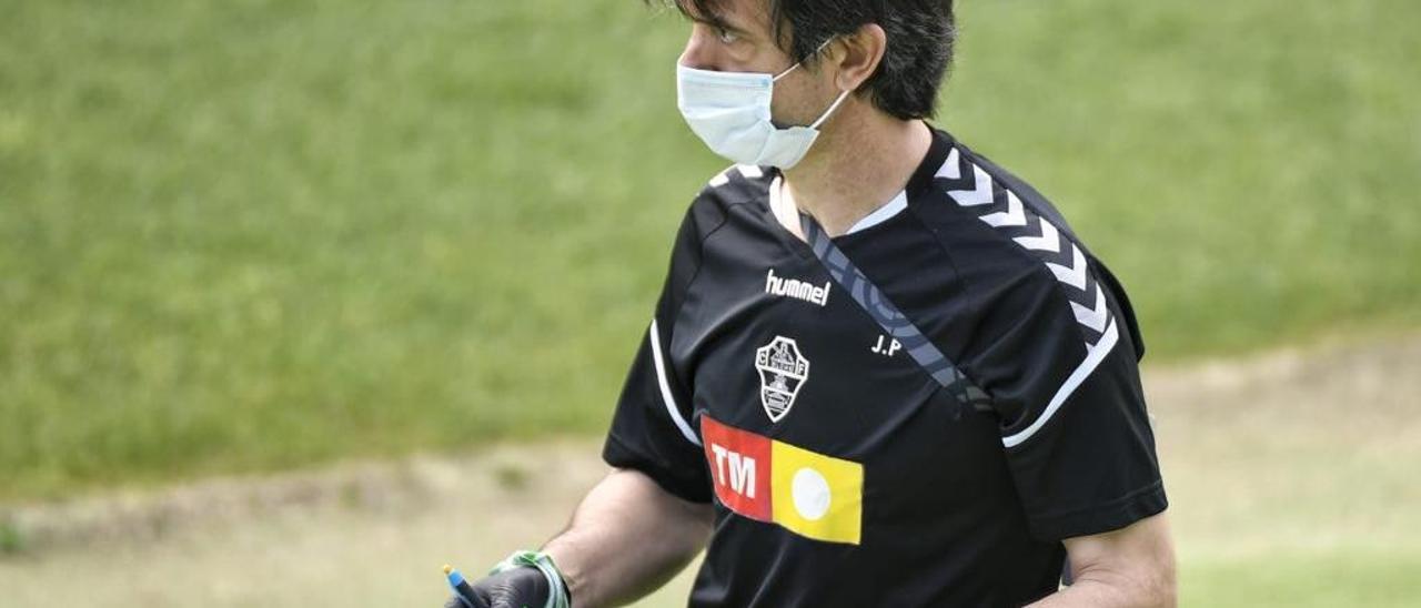 El entrenador José Rojo, Pacheta, en el entrenamiento del Elche de este viernes.