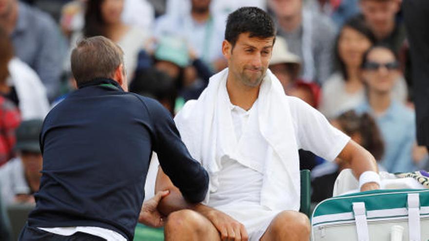 Djokovic, atendido por el fisioterapeuta durante su último encuentro de Wimbledon