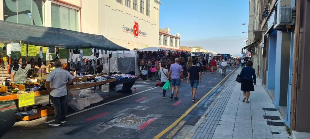 Gran afluencia de público al mercado de Vilagarcía