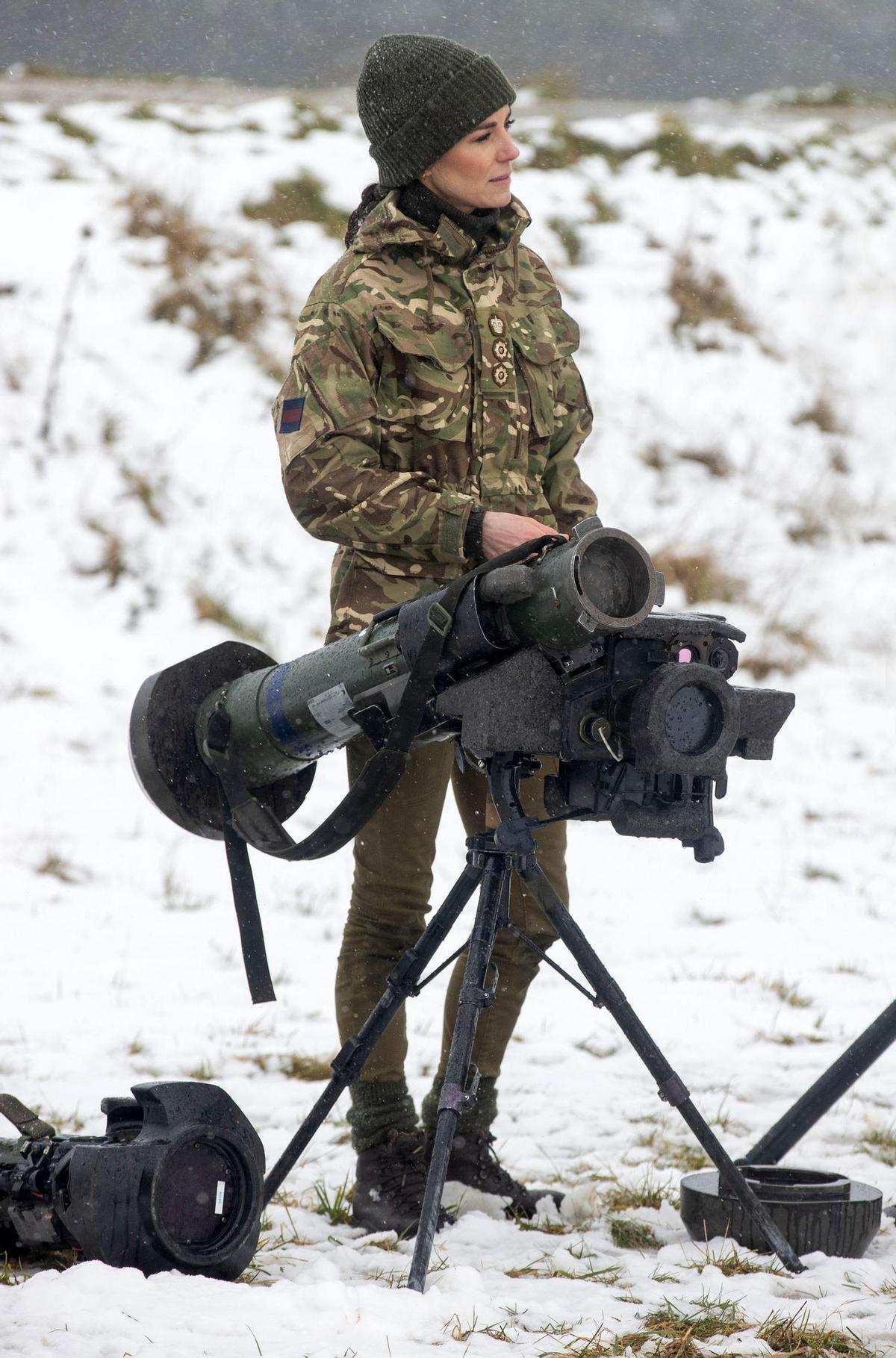 La Princesa de Gales, Catalina practica simulacros de soldados heridos durante su visita al 1er Batallón de Guardias Irlandeses en un ejercicio de entrenamiento cerca de Salisbury, sur de Inglaterra, el 8 de marzo de 2023