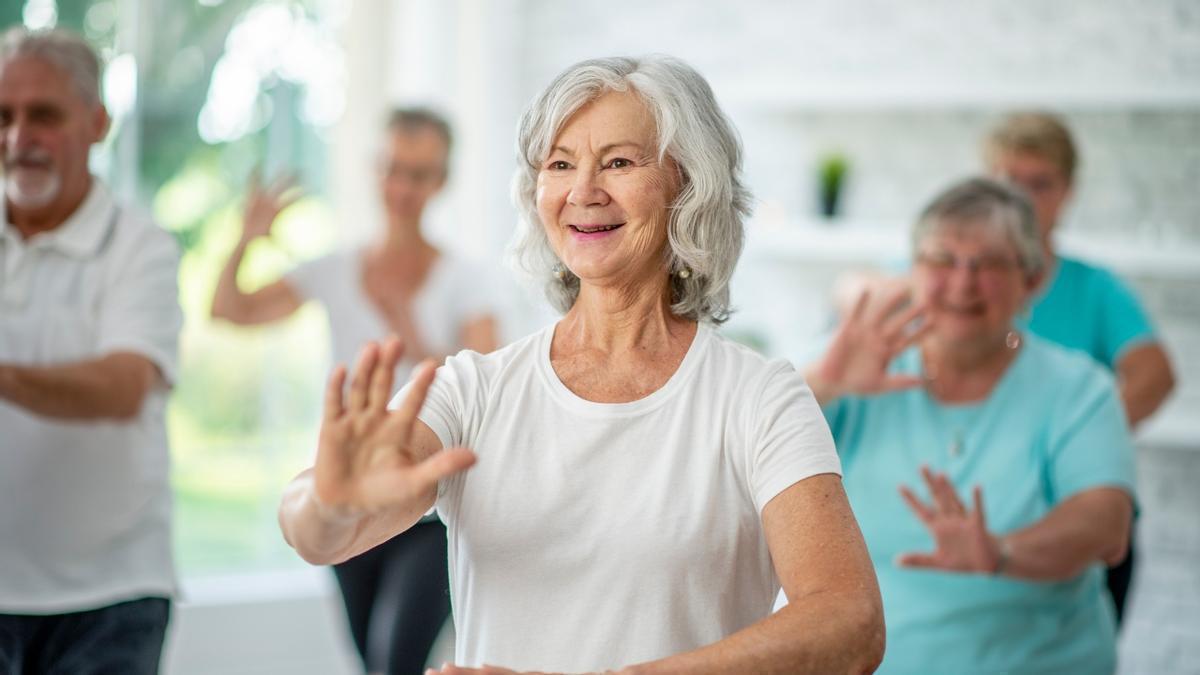Tens més de 60 anys? Aquests són els exercicis que els experts recomanen per mantenir força i autonomia