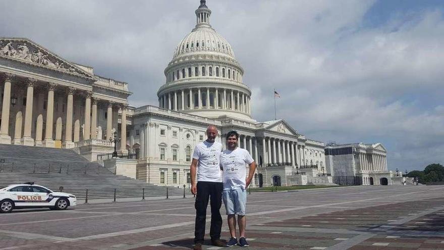 El meañés Manuel Rial (izquierda) y Francisco Castro, frente al Capitolio de Washington. // Cedida