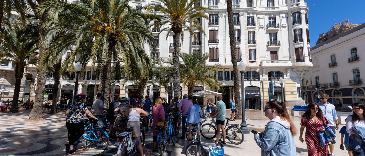 Grupos de personas en la Explanada, ante la Casa Carbonell, uno de los espacios turísticos más significativos de Alicante.