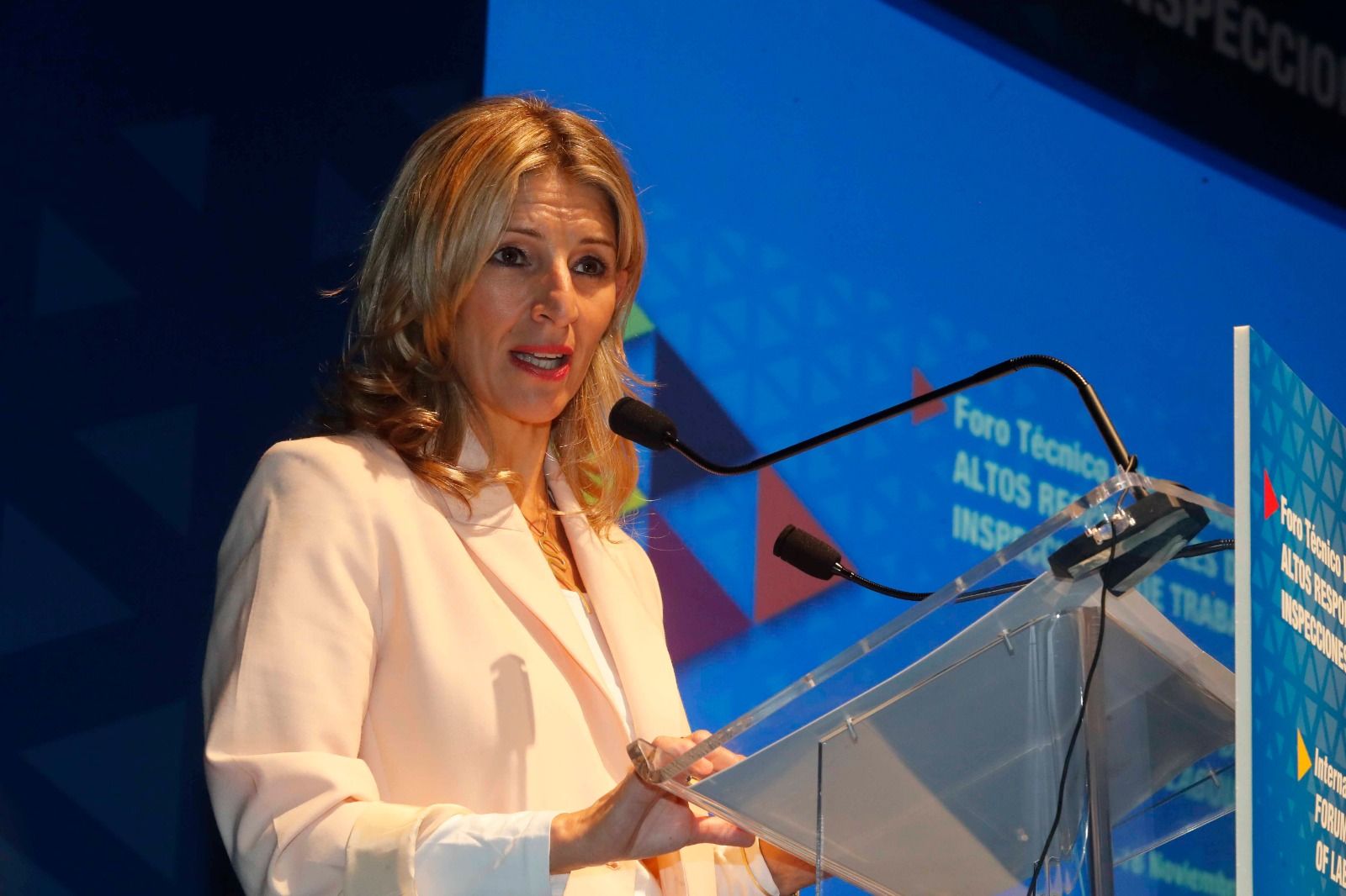 Yolanda Díaz  y Ximo Puig en el Foro Técnico Internacional de Altos Responsables de Inspecciones de Trabajo