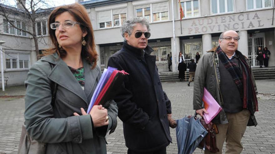 Letrados de Arco Iris, en la Audiencia coruñesa. / 13Fotos