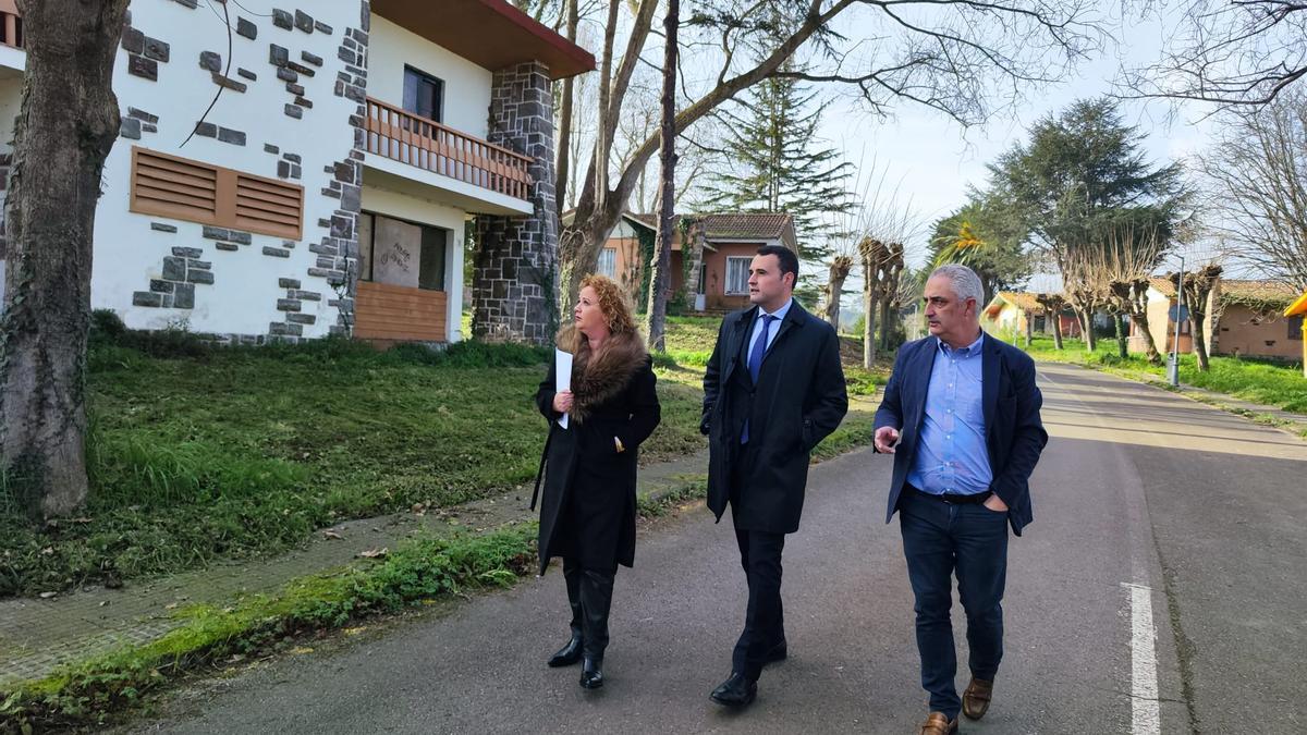 Cecilia Cachero, Guillermo Peláez y Ángel García durante su recorrido por Perlora.