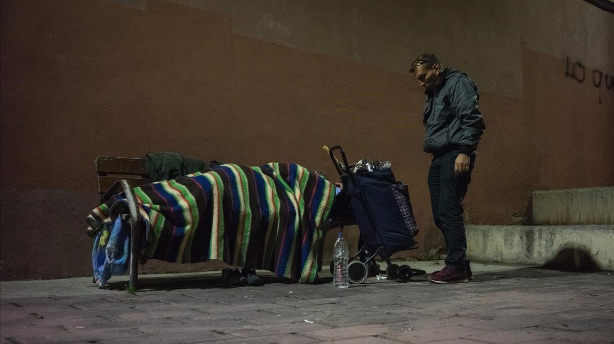 Julio y Orazio de la entidad ActuaVallès hacen una ruta nocturna visitando a las personas sin techo de Sabadell.
