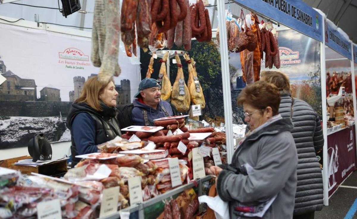 Un puesto de productos cárnicos. | BERNABÉ/AMANDA CASTRO
