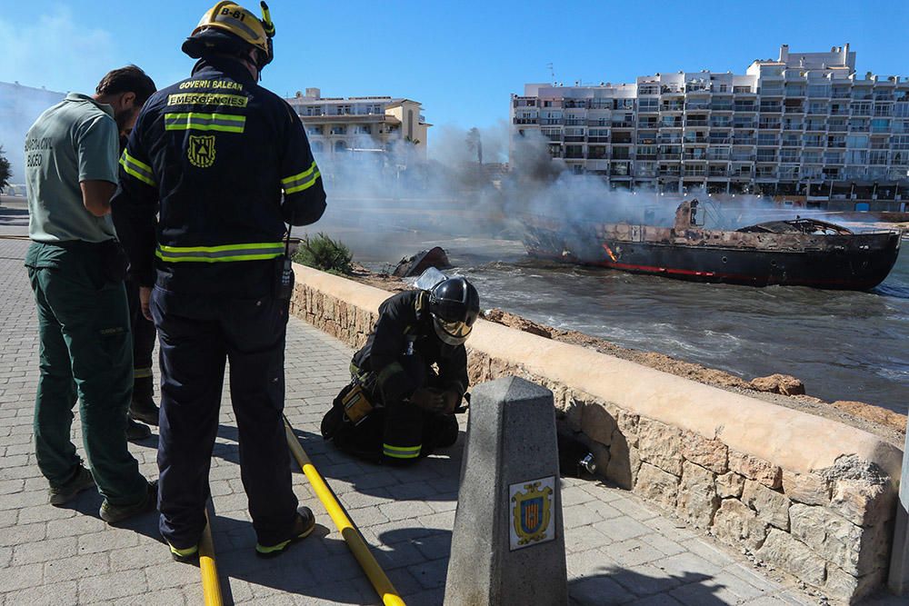 Arden dos barcos enfrente de la costa de Ibiza