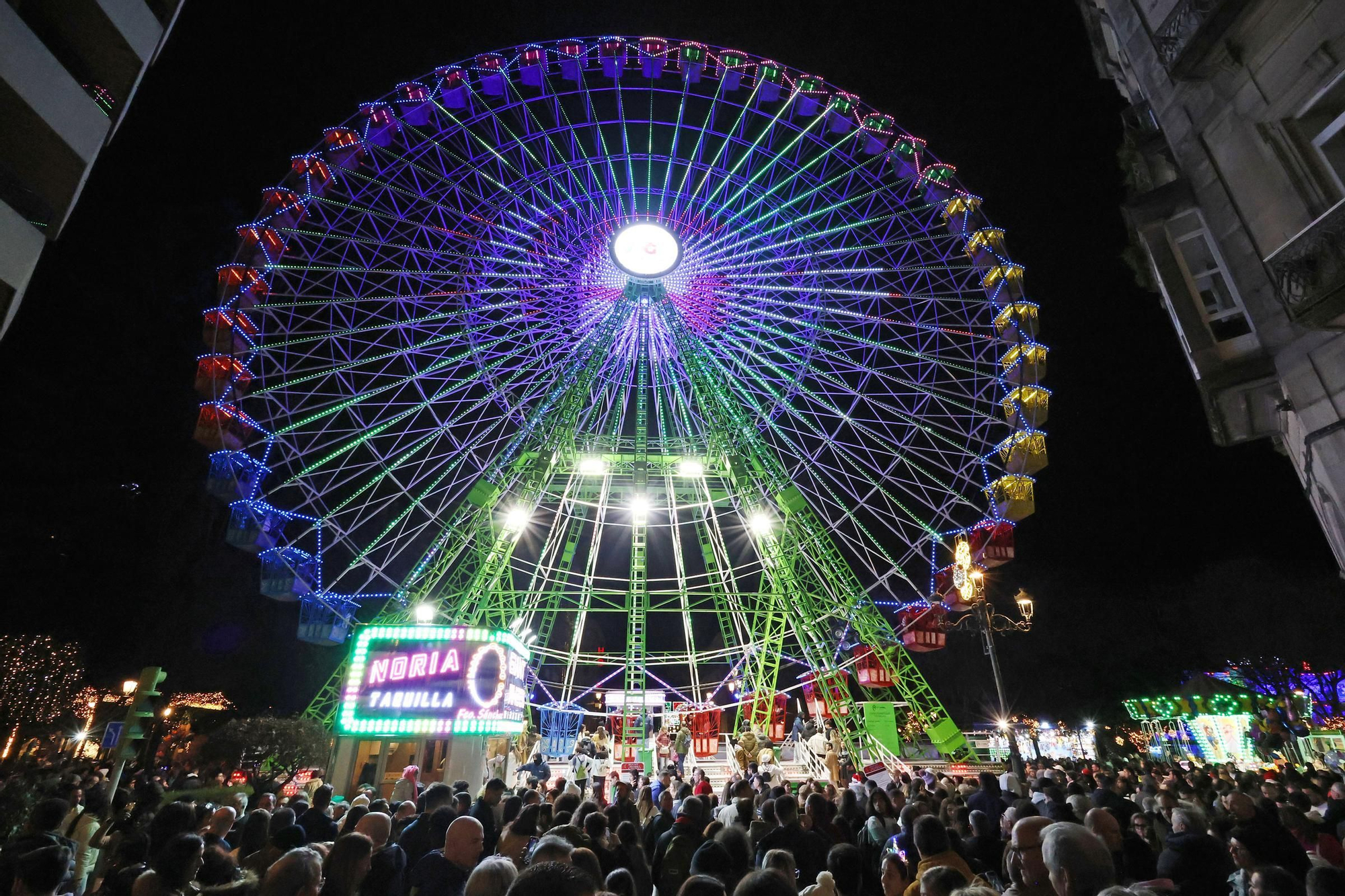 Las luces de Navidad atraen a miles de visitantes a Vigo