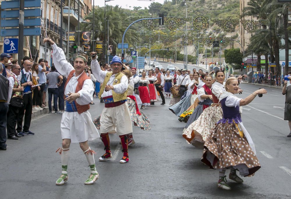 Hogueras 2019: El desfile de bandas reúne en el centro de la ciudad a millares de ciudadanos y turistas