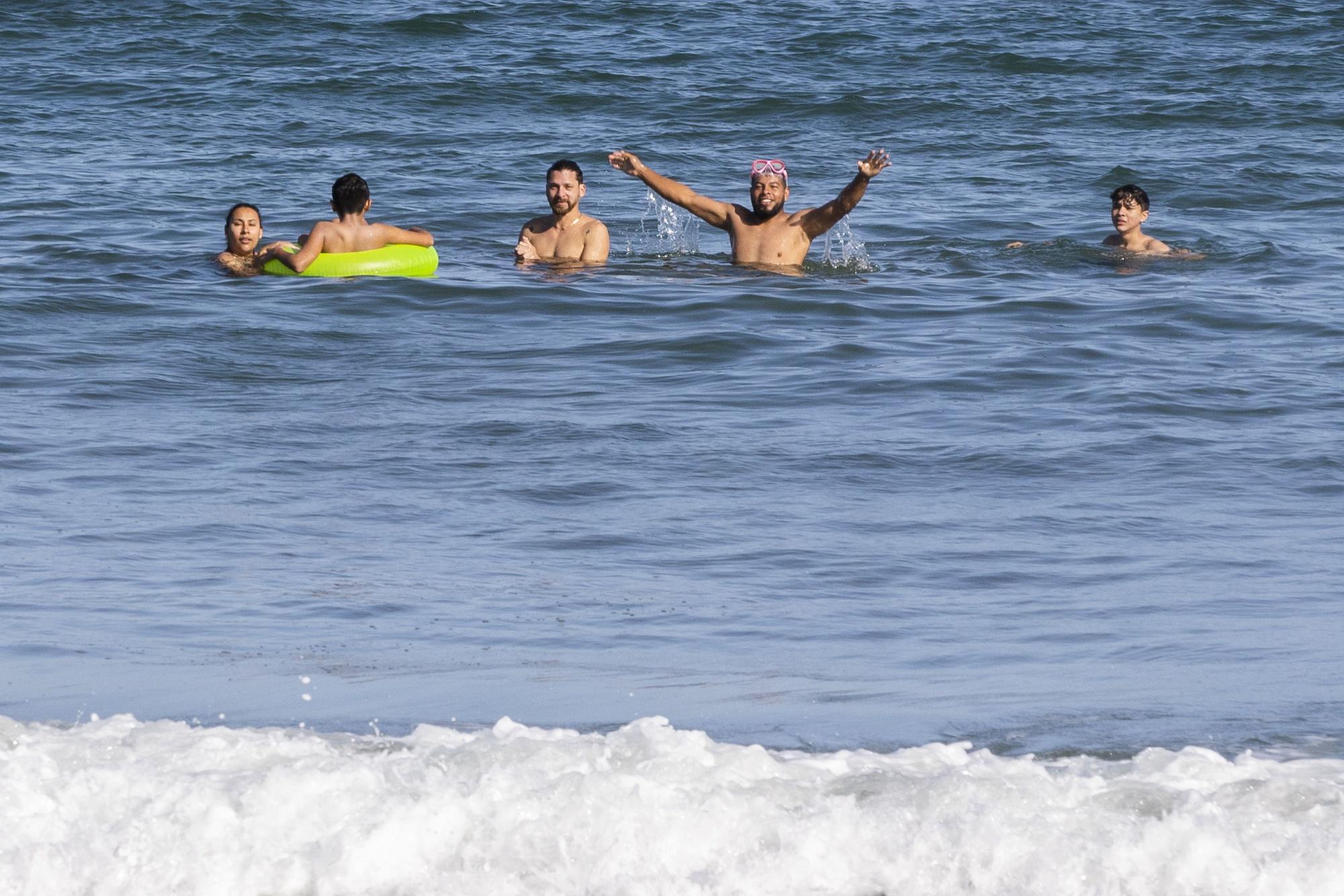 Los valencianos toman la playa el día de Todos los Santos