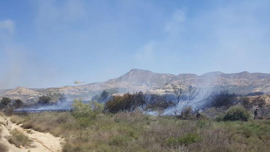 Imagen de la zona afectada con la intervención de un helicóptero de extinción