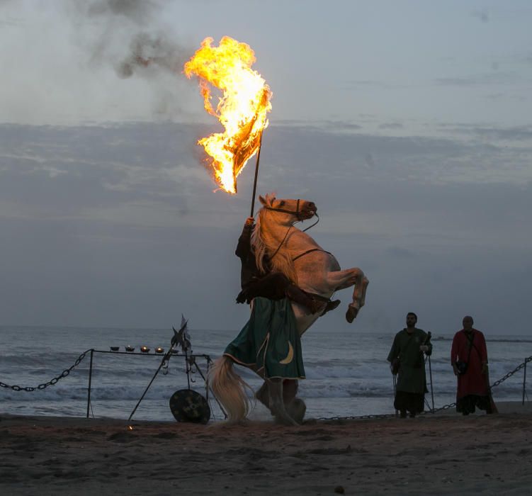 Un espectacular Desembarco al alba da inicio a los Moros y Cristianos en El Campello