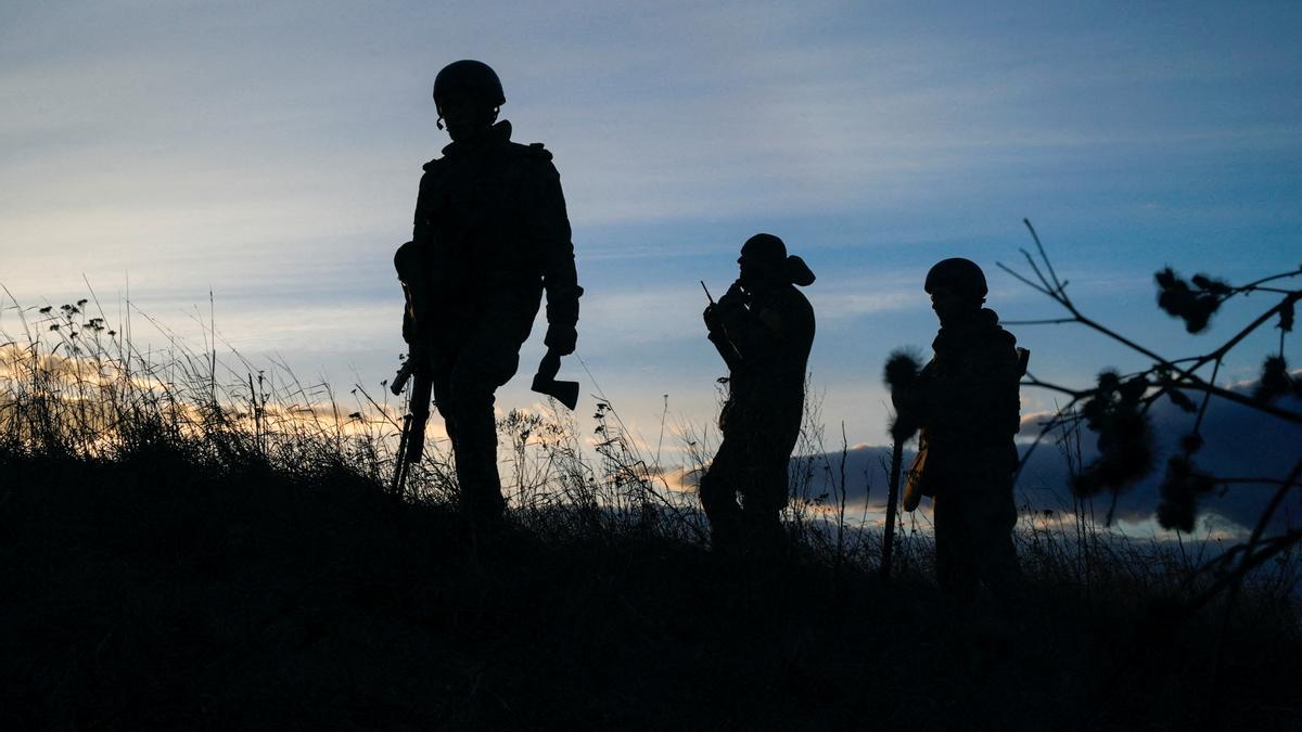 Ukrainian servicemen take positions at the military airbase Vasylkiv in the Kyiv region