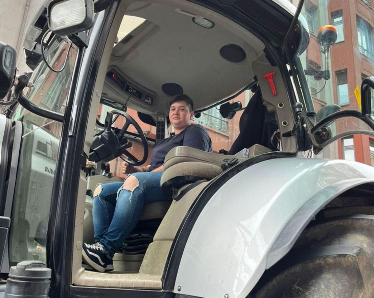 Elena Soberón, de Cabrales, y Laura García, de Grado, con su pancarta en la tractorada. | Luisma Murias