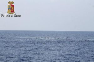 La fotografia, feta per la policia italiana, ensenya les dramàtiques dificultats que han de passar els refugiats.