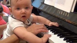 A l’Escola de Música de l’Eixample, nadons i pares aprenen a incorporar la música a la vida quotidiana.