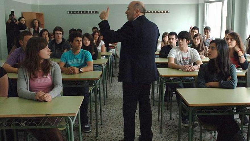 El alcalde contesta a las preguntas de los alumnos del instituto Zalaeta en el interior de una de las aulas del centro. / carlos pardellas