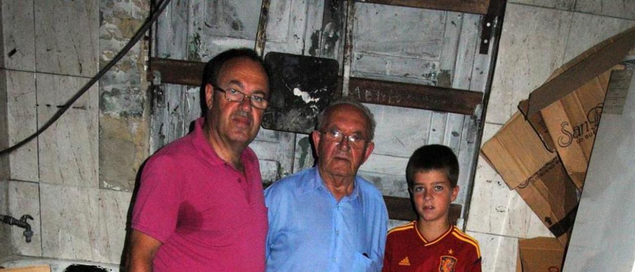 José Enrique, Enrique y Rodrigo Cima, junto a las bases de los trofeos robados.